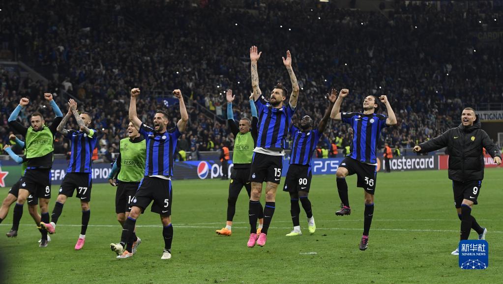 顶着防守也能进，这是神？